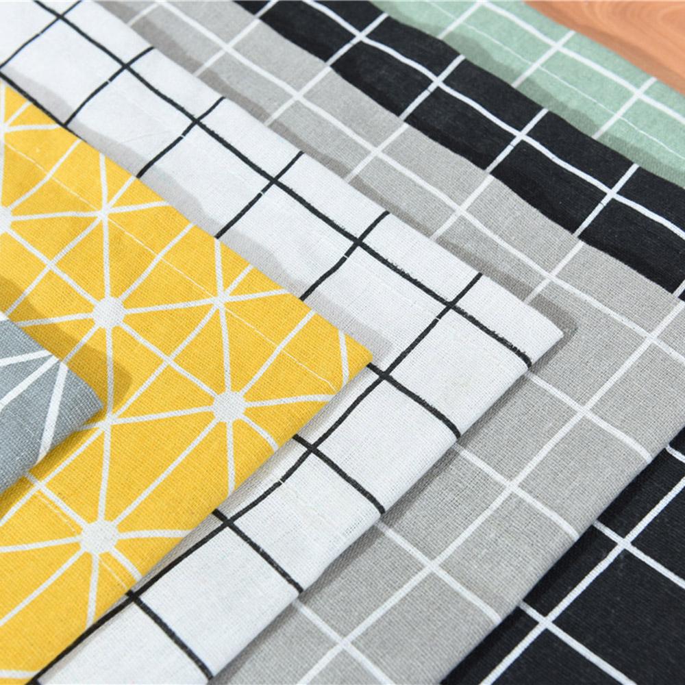 Rèm cửa lưới sọc, thiết kế nữa kín, chất liệu Polyester, phẳng, mịn, mềm mại, đường chỉ may tốt và không bị nhàu