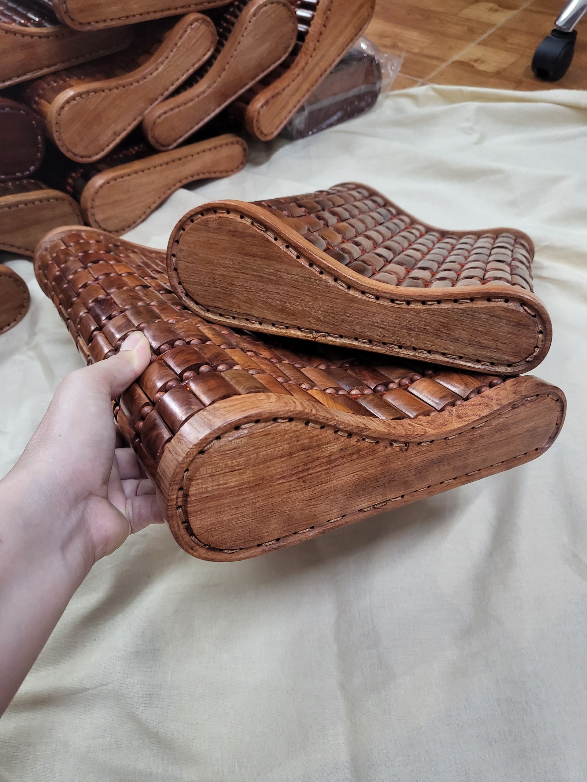 Gối Công Thái Học , Gối Hạt Gỗ Hương - Kích Thước 43cmx24cmx8/4cm ( video , hình thật )