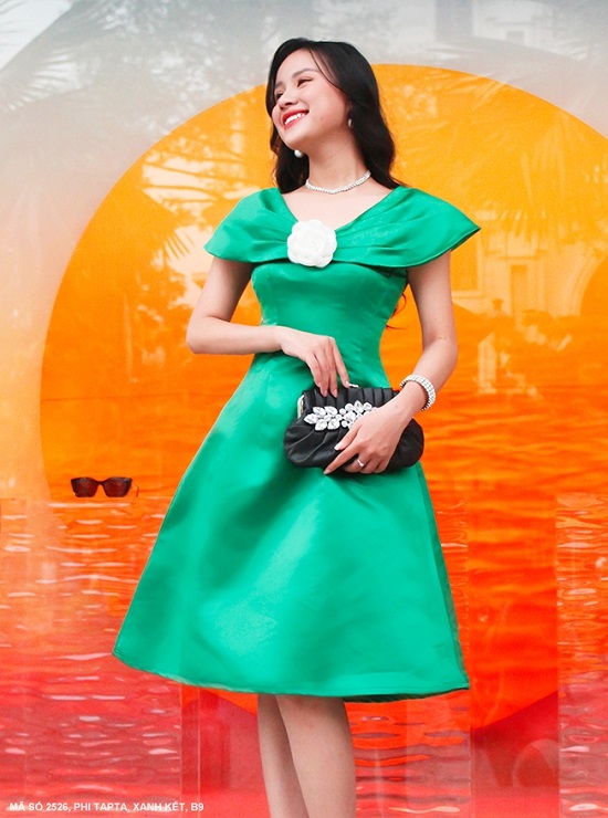 ĐẦM XÈO ĐÍNH HOA TRƯỚC NGỰC XINH XẮN