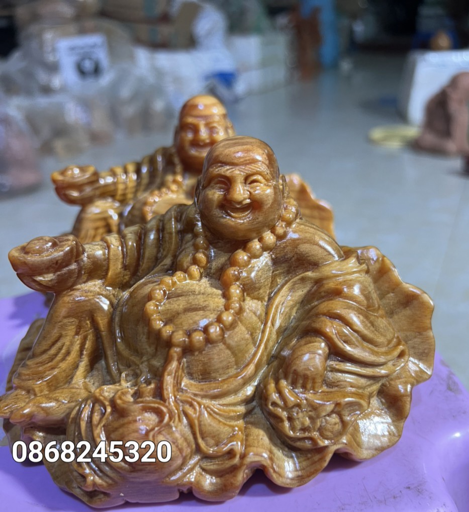 Tượng phật di lặc mini nâng thỏi vàng ngồi lá sen bằng gỗ huyết long mọng dầu cực đẹp kt 15×9×9cm