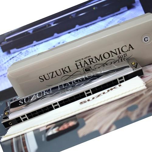 Kèn Harmonica Suzuki phụ kiện tặng kèm: hộp nhựa và khăn lau