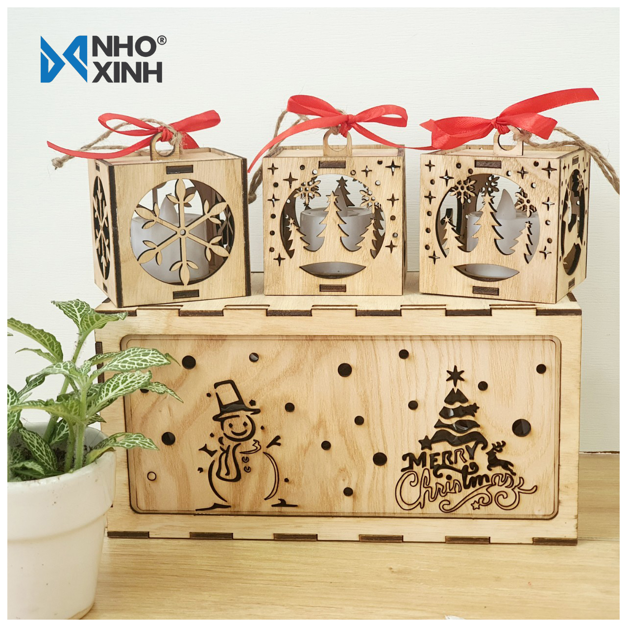 Hộp 3 đèn vuông trang trí cây thông Noel có đèn nến ánh sáng vàng, nhãn hiệu Nho Xinh, xuất xứ Việt Nam, có thể làm quà tặng, quà lưu niệm