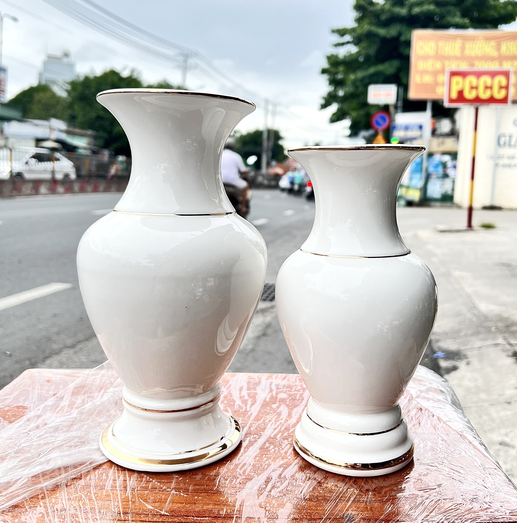 Bình hoa thờ cúng sứ họa tiết đá hoa cương Cao 22cm, 25cm – Màu Trắng
