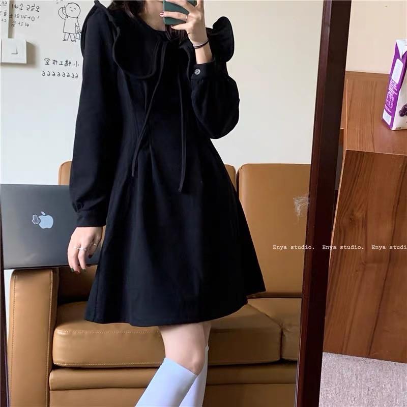 Đầm đen kèm khăn choàng