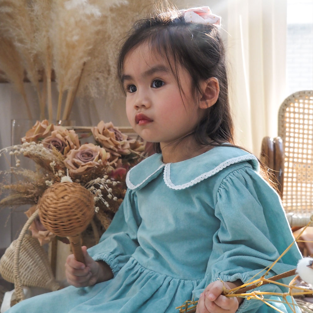 Váy em bé nhung xanh chất liệu 100% cotton thoáng mát, có phối ren tinh tế, dễ thương