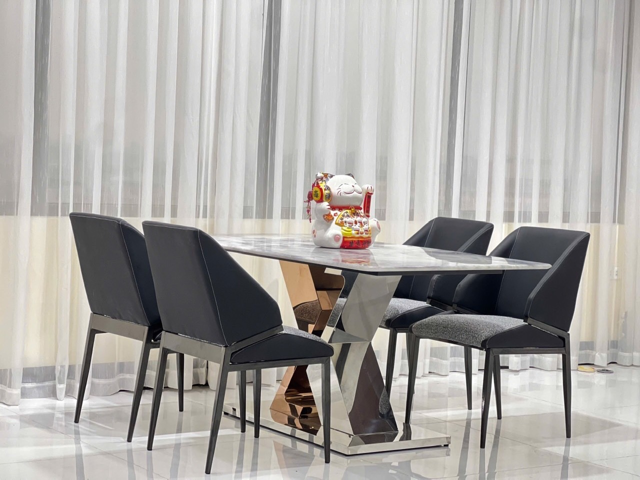 Bộ bàn ăn mặt đá chân inox cao cấp Junosofa kèm 6 ghế Cyrus sang trọng