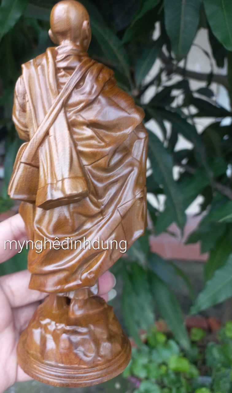 Tượng thầy thích minh tuệ bằng gỗ bách xanh thơm nức kt cao 20x8x6cm