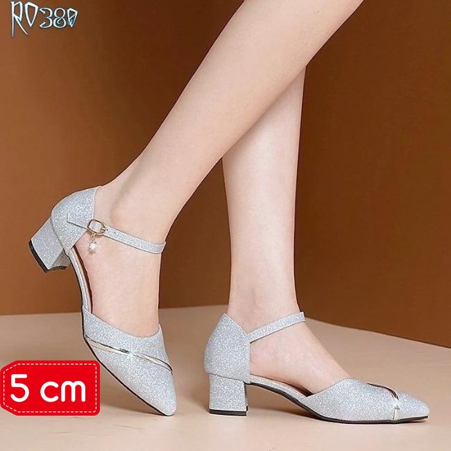 Giày cao gót màu bạc 5p RO380 ROSATA tại BCASHOP gót vuông, quai cài, toàn bề mặt giày lấp lánh sang trọng, thanh lịch