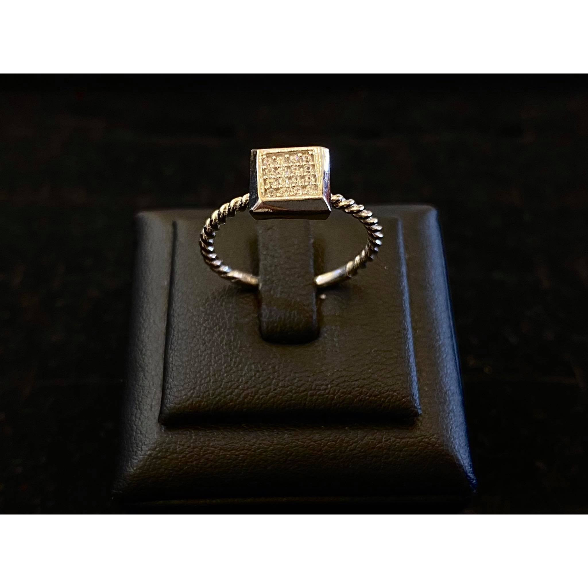 Nhẫn vàng 18k mặt vuông đính đá