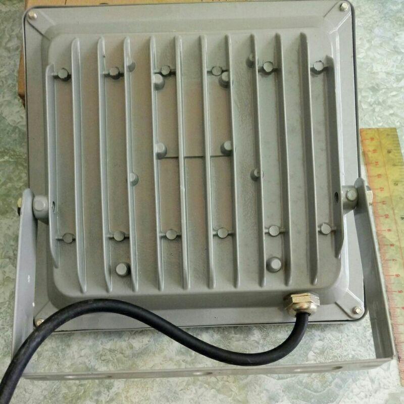 ĐÈN PHA LED 20W ánh sáng màu xanh lá rất đẹp IP66 chống nước cao