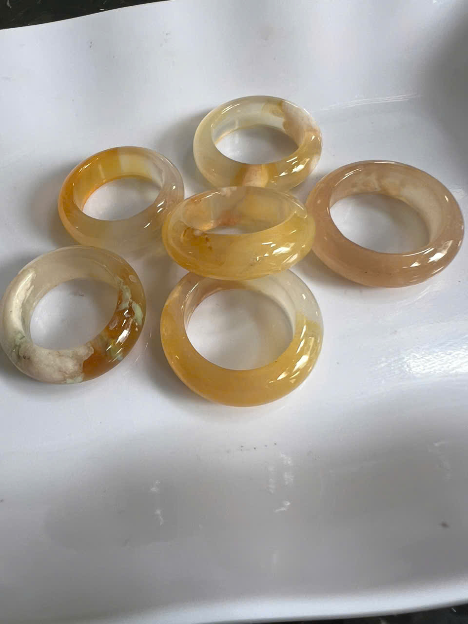 Nhẫn Nữ mới Đá Mã Não Bông Vàng Trắng Đậm Nhạt Bóng Đẹp Ni 17mm Cao 7mm Dầy 4mm Chị em Nữ mệnh Kim mệnh Thủy mệnh Thổ đeo lên tay xinh xắn may mắn ạ