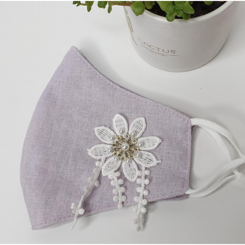 Khẩu trang linen trơn đính hoa cúc trắng ngọc trai nhân tạo 2 lớp thoáng khí DH2