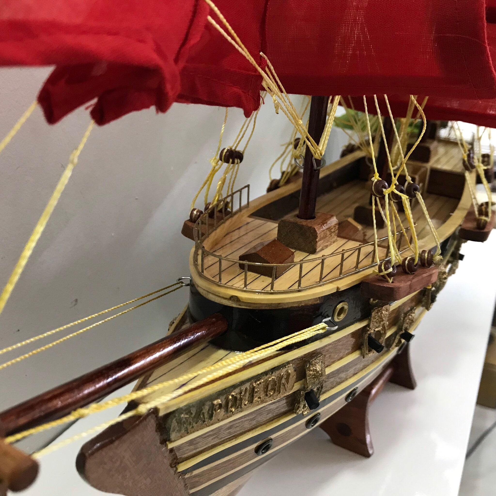Mô Hình Thuyền Gỗ Chiến Cổ Napoleon Thân 40cm - Loại 2 - Buồm Đỏ