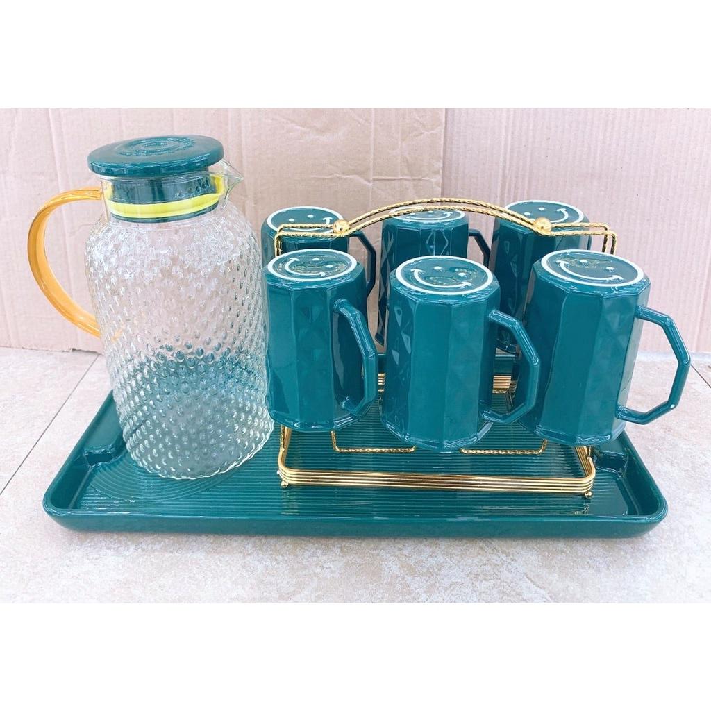 Bộ bình đựng nước thủy tinh kèm 6 cốc màu khay sứ, giá úp cốc kim loại mạ vàng sang trọng