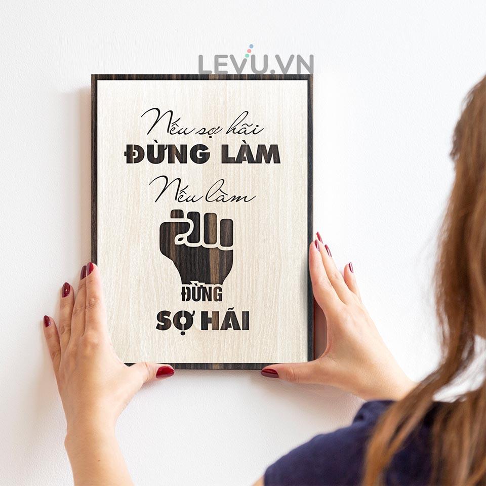 Tranh gỗ trang trí LEVU LV020 "Nếu sợ hãi đừng làm nếu làm đừng sợ hãi"