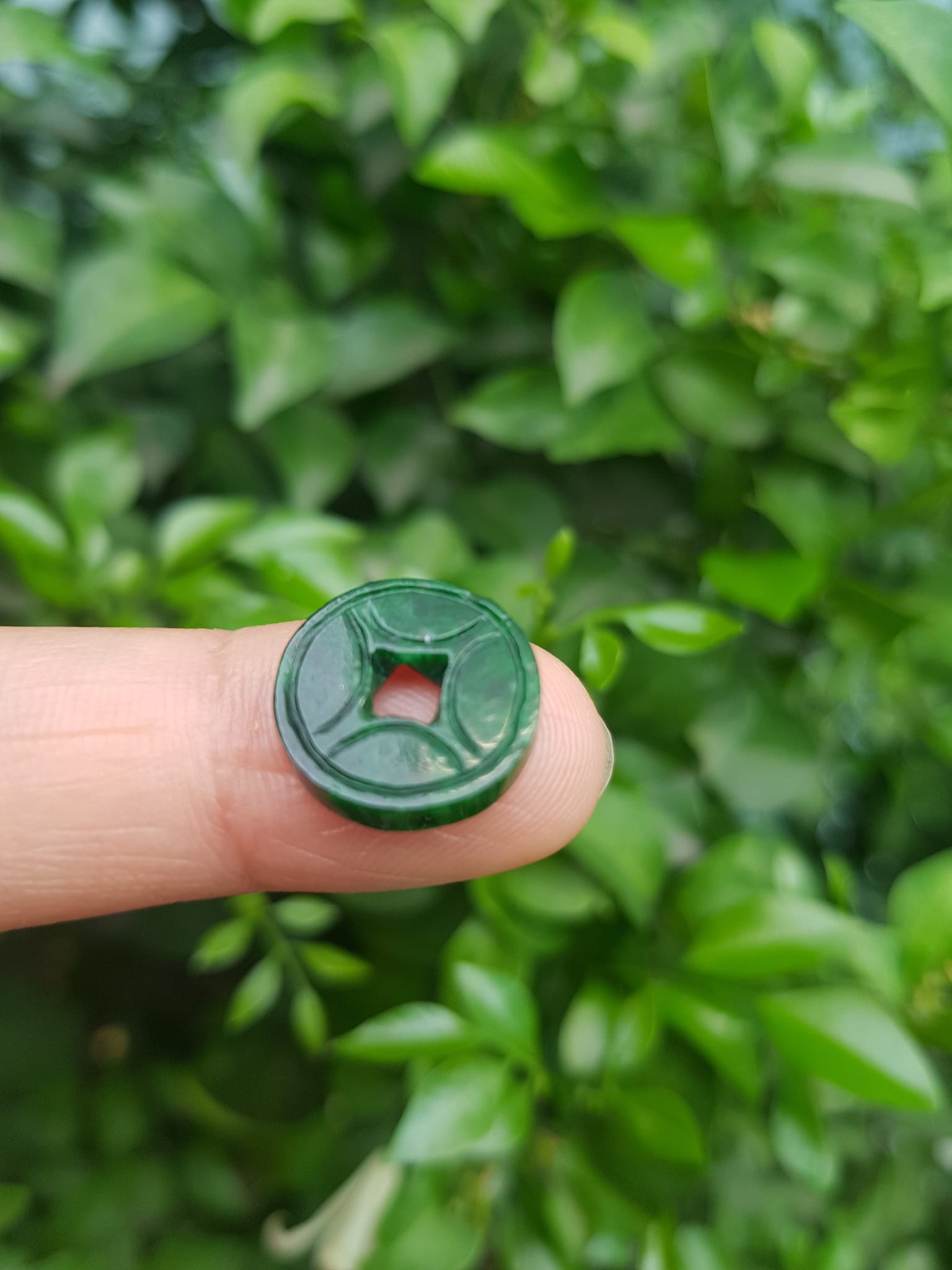 Mặt Dây Chuyền Mặt Nhẫn Đồng Tiền Mới màu Xanh Đậm Đẹp Đá Cẩm thạch xanh tự nhiên  Size nhỏ vừa đk 13,5mm x dầy 3mm  Nữ bọc vàng lên đeo đẹp lắm rất ý nghĩa đồng tiền may mắn tài lộc ạ