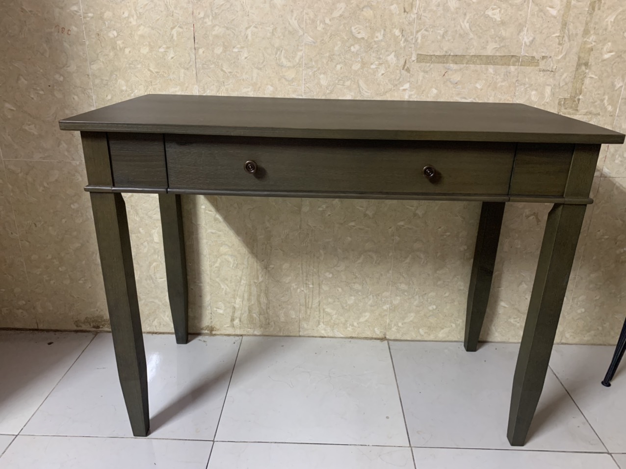 Bàn làm việc Carlton Tundo ngang 1m1 x rộng 50 cm x cao 80 cm.