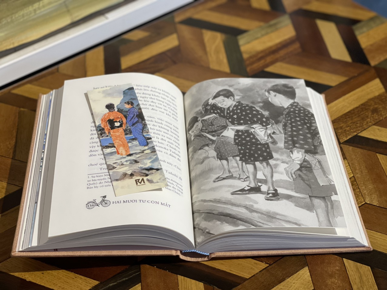 (Bìa lụa tơ tằm in 200 cuốn tặng kèm 1 bookmark và 1 postcard) HAI MƯƠI TƯ CON MẮT- Sakae Tsuboi – Nguyễn Hải Hà dịch – Phuc Minh Books – NXB Văn Học