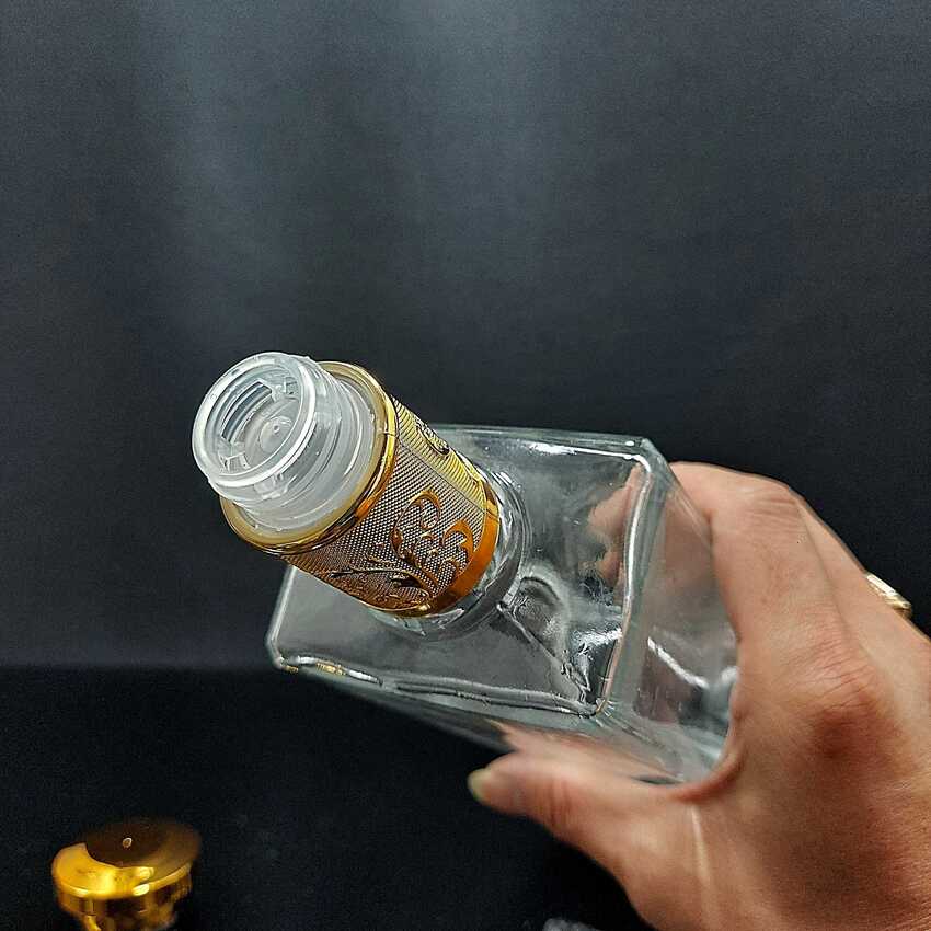 Vỏ Chai Đựng Rượu Thủy Tinh 500ML  hình hộp nắp nhựa vàng ánh kim – Chai Đựng Rượu Thủy Tinh – Bình Đựng Ruou