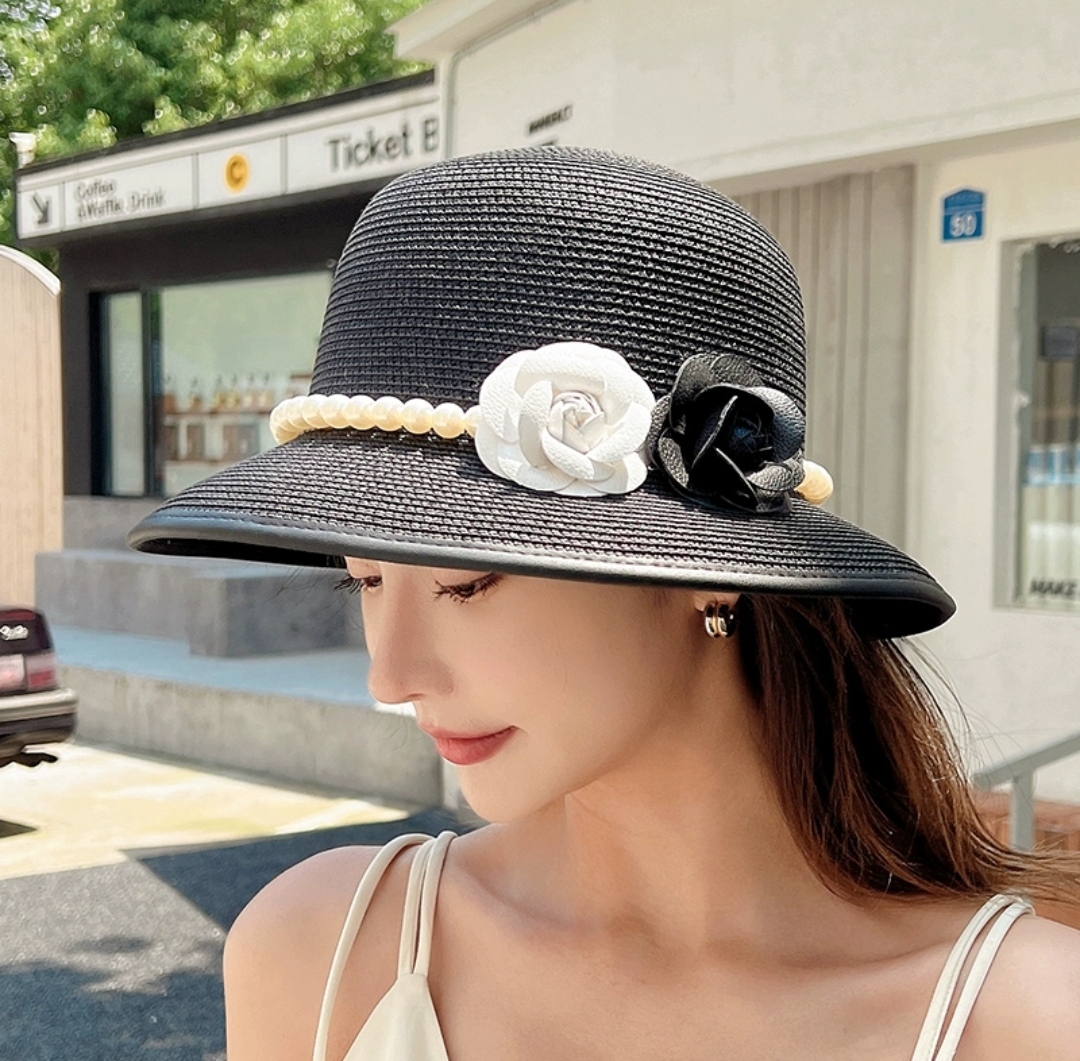 Mũ rộng vành nón đi biển chống nắng gắn hoa voan đen trắng dây đai ngọc trai nhân tạo thời trang Hàn Quốc dona25073102