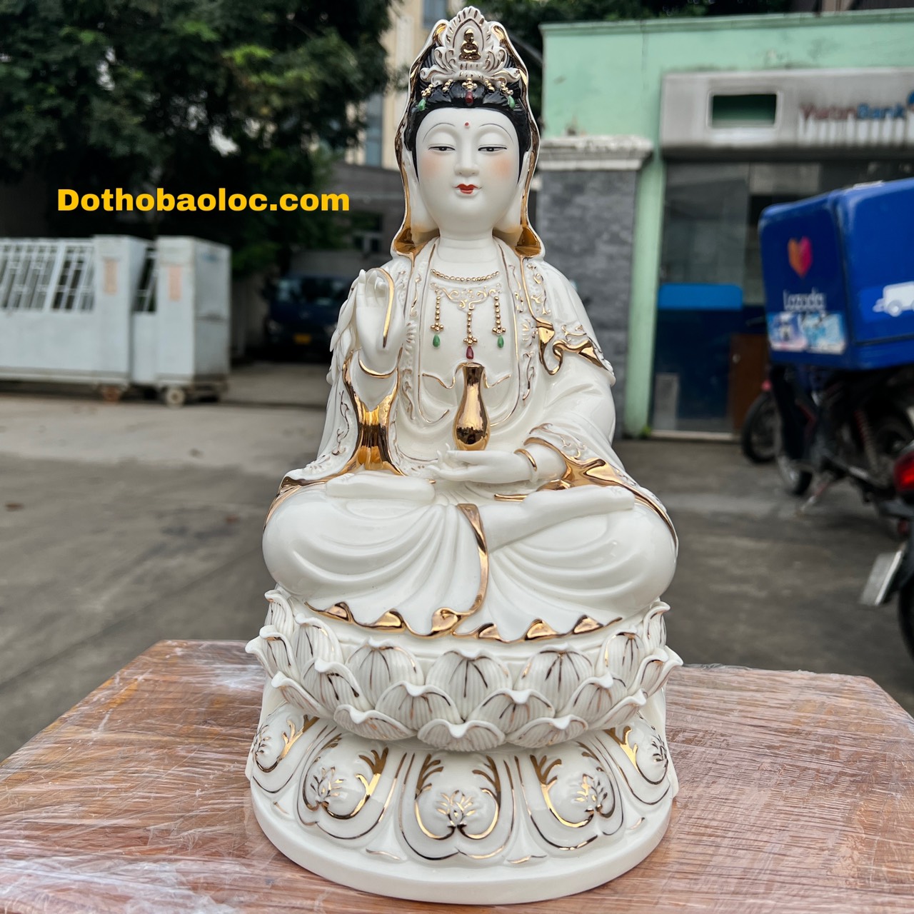 Tượng Quan Âm gốm sứ cao cấp ngồi trên đài sen cao 31cm