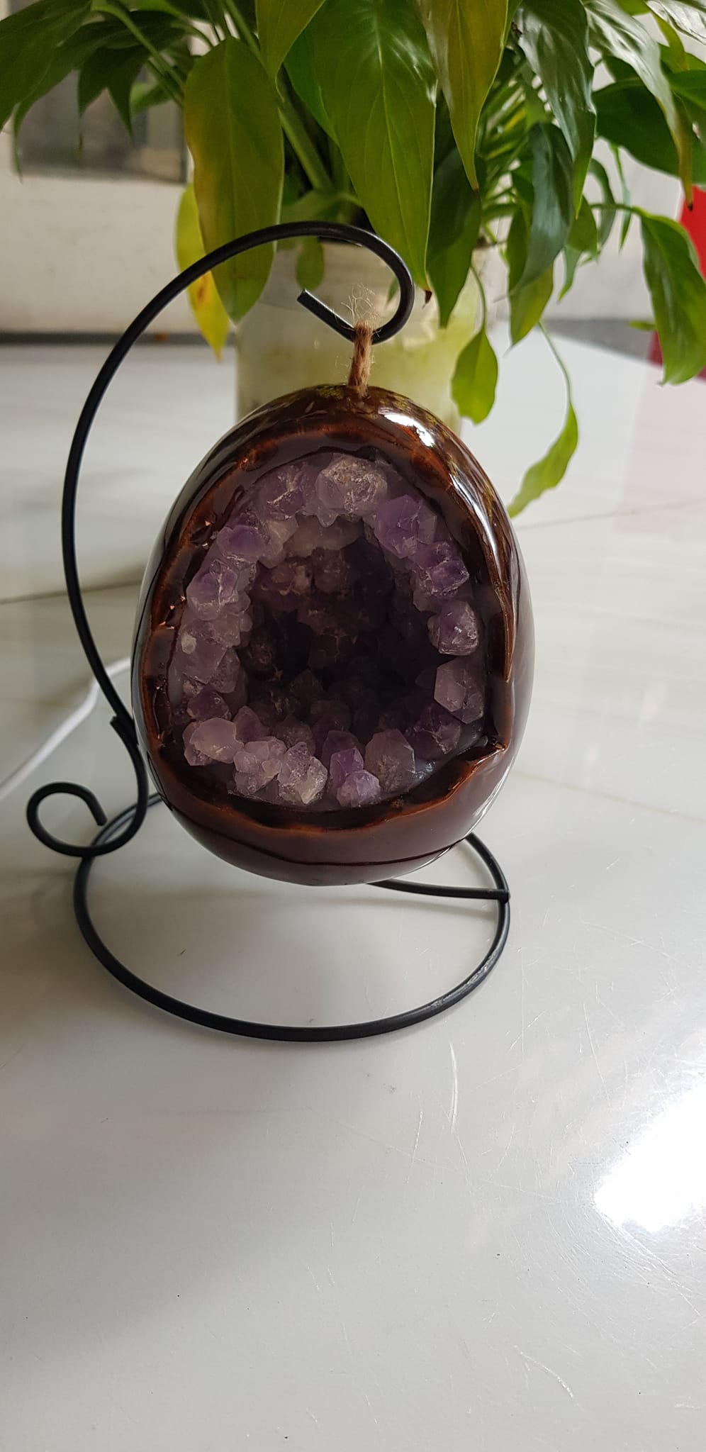 Miếng thạch anh tím tự nhiên hốc sâu có đế kiểu có đèn điện công dụng hút tài lộc Size cả chân Cao 16cm đk 12cm miếng tím cao 10cm x đk 8cm Anh Chị để bàn trang trí nhà bàn thờ Thần Tài và treo trong phòng làm đèn ngủ may mắn màu tím thật sự rất tốt đẹp ạ