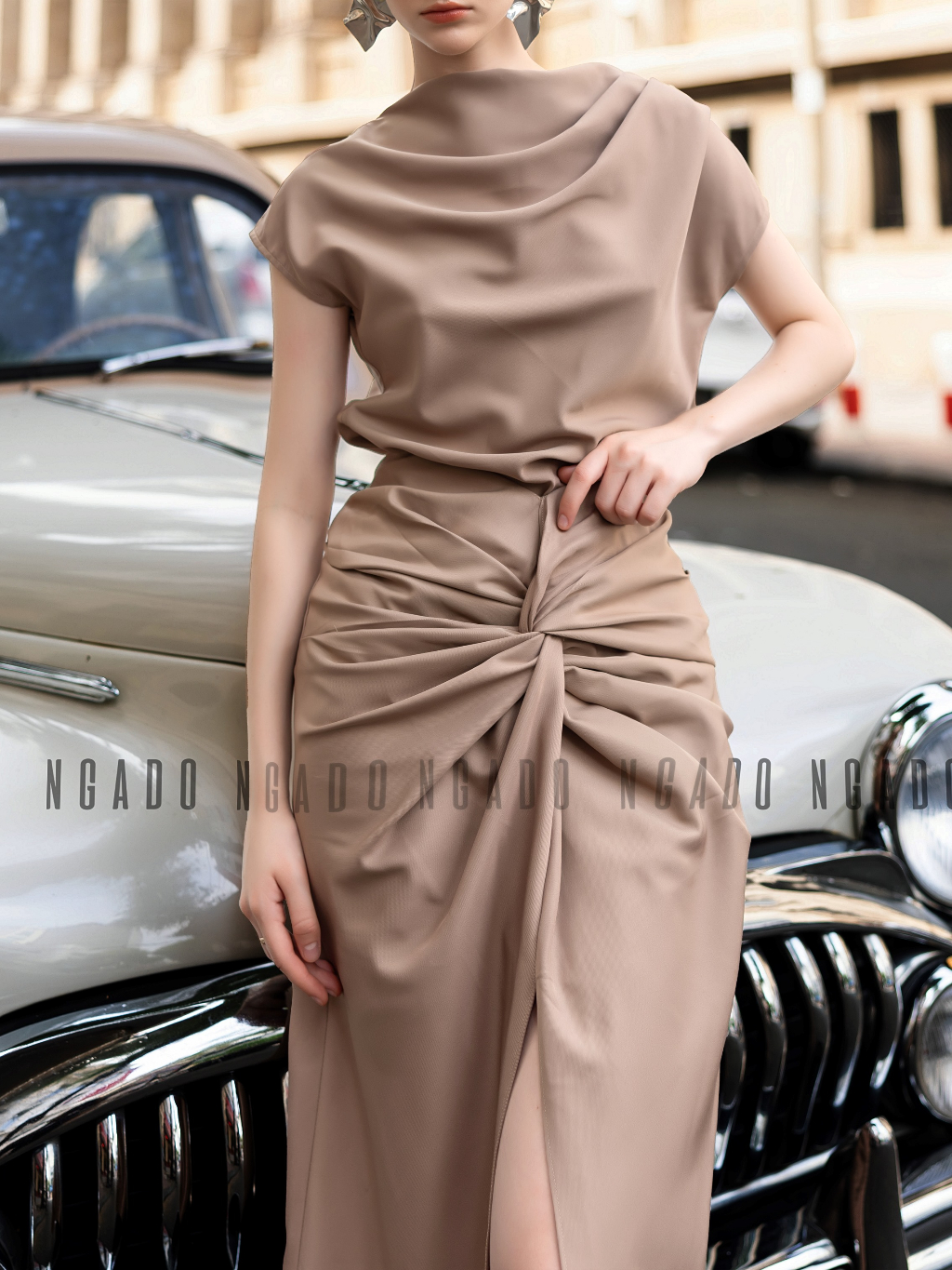 Set áo váy nâu cổ thuyền NGADO, Set áo kèm chân váy xẻ tà dáng dài , Set dạo phố dự tiệc sang chảnh