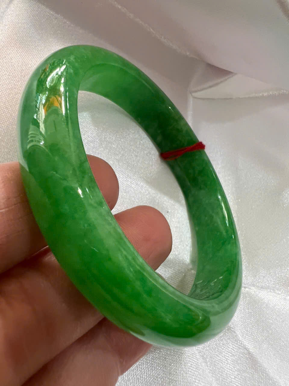 Vòng Tay Nữ Đá Cẩm Thạch Bản Hẹ Lý 57mm A Cao 12mm Dẩy 7,2mm Màu Xanh Lý Tươi Bông Trắng Bóng mượt đẹp nữ mệnh mộc hỏa thủy 55kg - 62kg đeo xinh đẹp sang tay món quà tặng mẹ tặng nữ ý nghĩa ạ