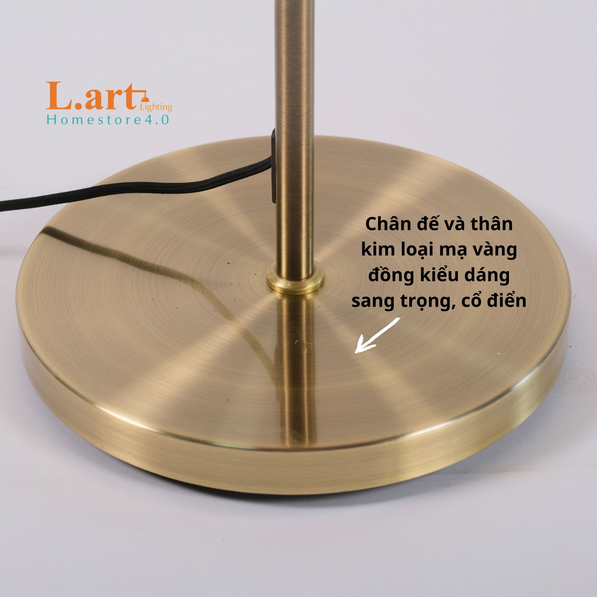 Đèn cây đứng có nút dây rút trên đui đèn phong cách Châu Âu kèm bàn gỗ sang trọng 2 in 1 - DCLA007