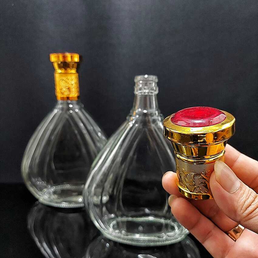 Vỏ Chai Rượu Ngoại 500ML giọt nước hoa văn cánh sen nắp vàng chuôi đỏ - Chai Đựng Rượu Thủy Tinh - Vỏ Chai Rượu Đẹp – Bình Đựng Rượu Thủy Tinh