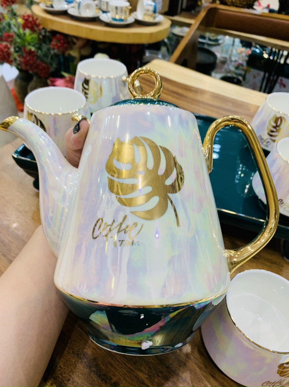 Bộ ấm chén kèm khay có chân  pha trà cà phê sứ xương cao cấp ánh trai mẫu mới 2021 - VD54 ( Giao ngẫu nhiên hình lá )