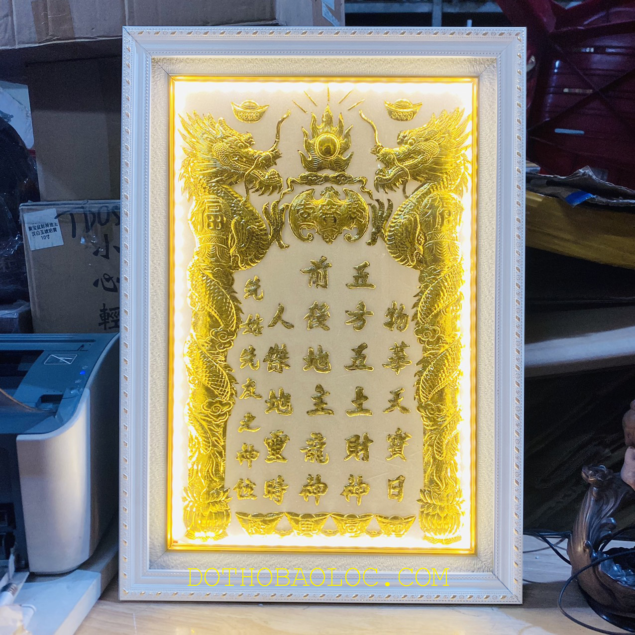 Bài vị Thần Tài Thỏ Địa dát vàng 24 K Cao 60cm x Ngang 42cm – Nền trắng, Có đèn