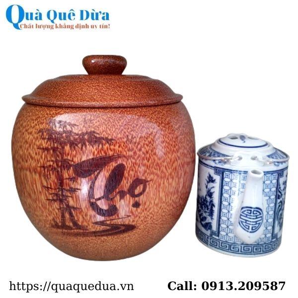 Bộ Bình Trà Gỗ Dừa Gọn Đẹp Khắc Hoa Văn Lồng Chữ Lộc Và Bình Trà 700 - 950ml - Sản Phẩm Được Sản Xuất Tại Bến Tre