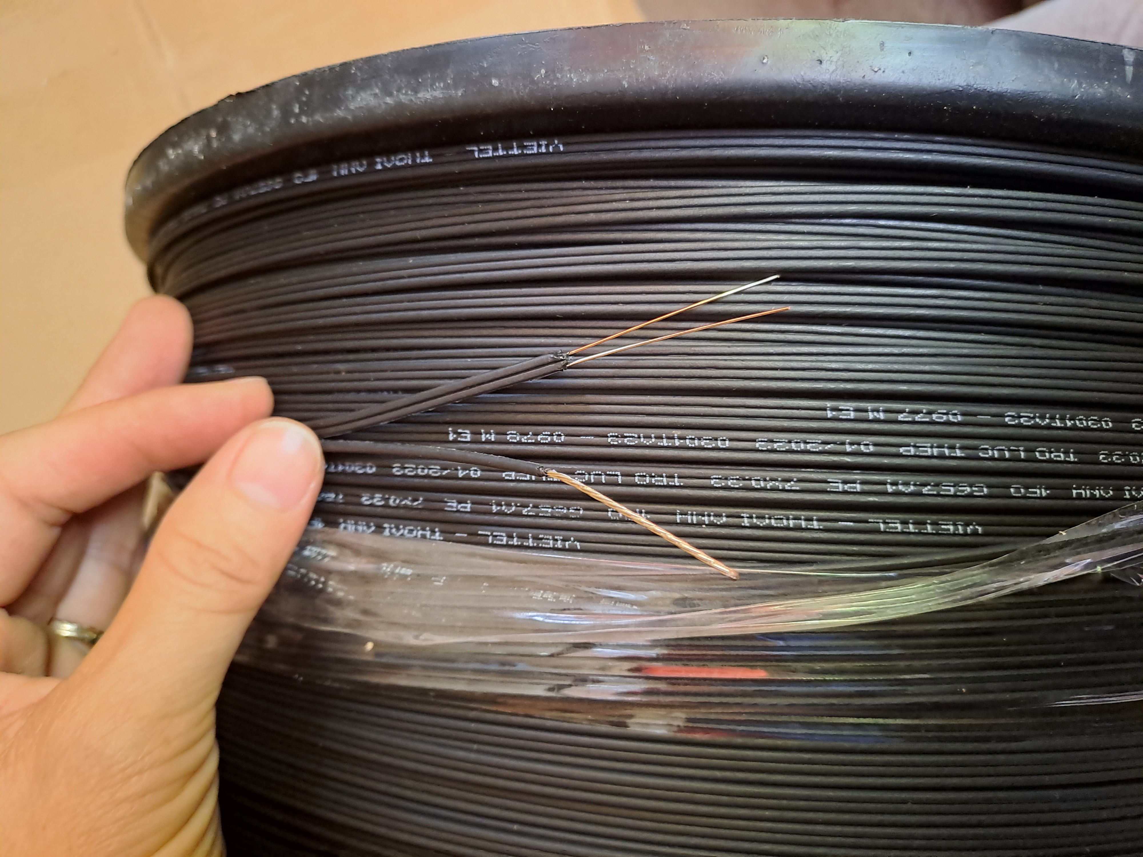 Cáp quang treo 1FO giá chưa vat