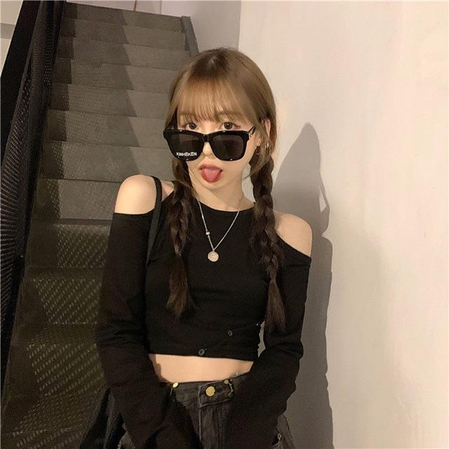 Áo croptop cổ yếm hở vai cá tính