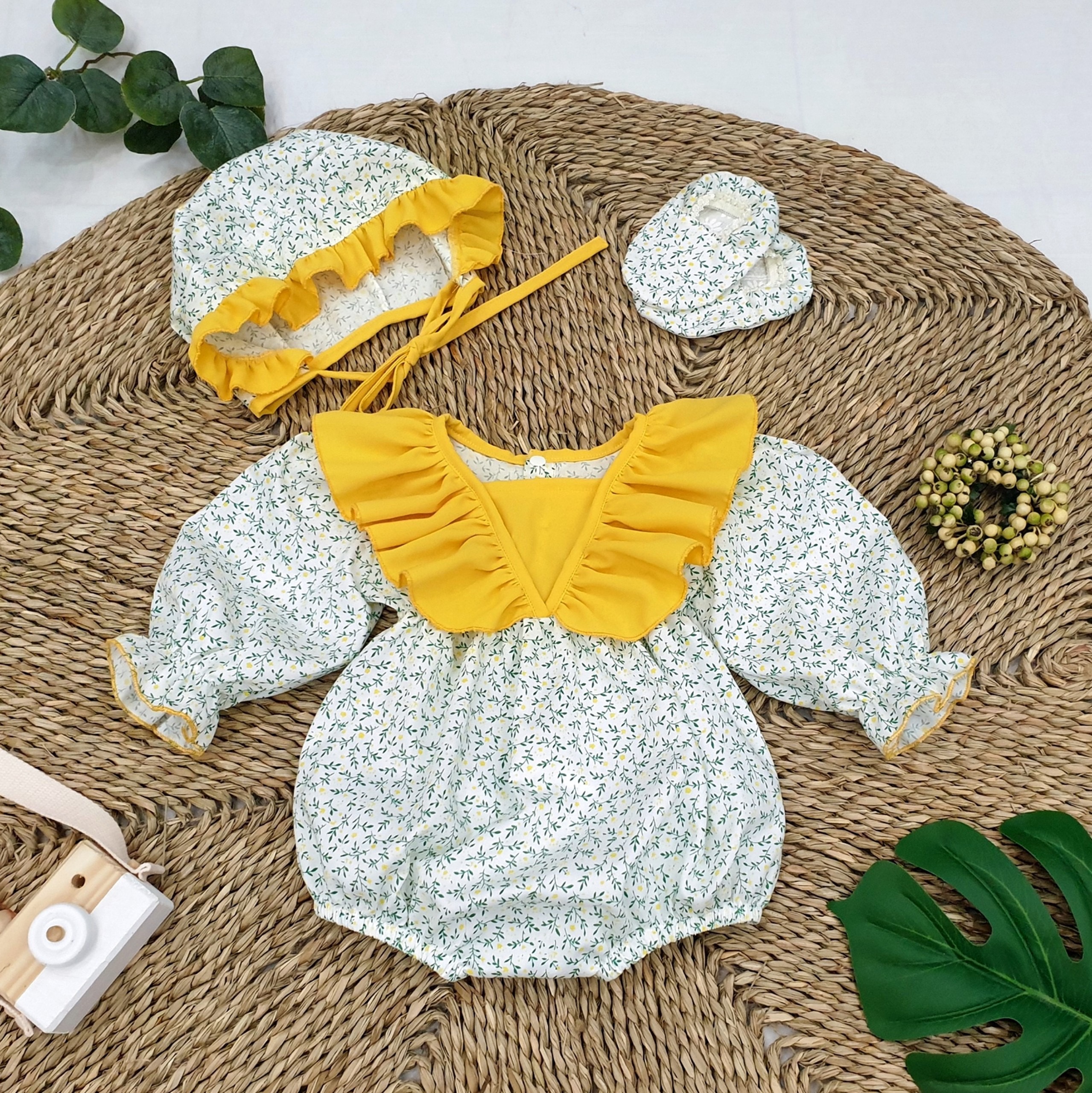 Body hoa xanh 3 chi tiết cho bé gái 4 đến 12kg, Bodysuit chất thô Quảng Châu