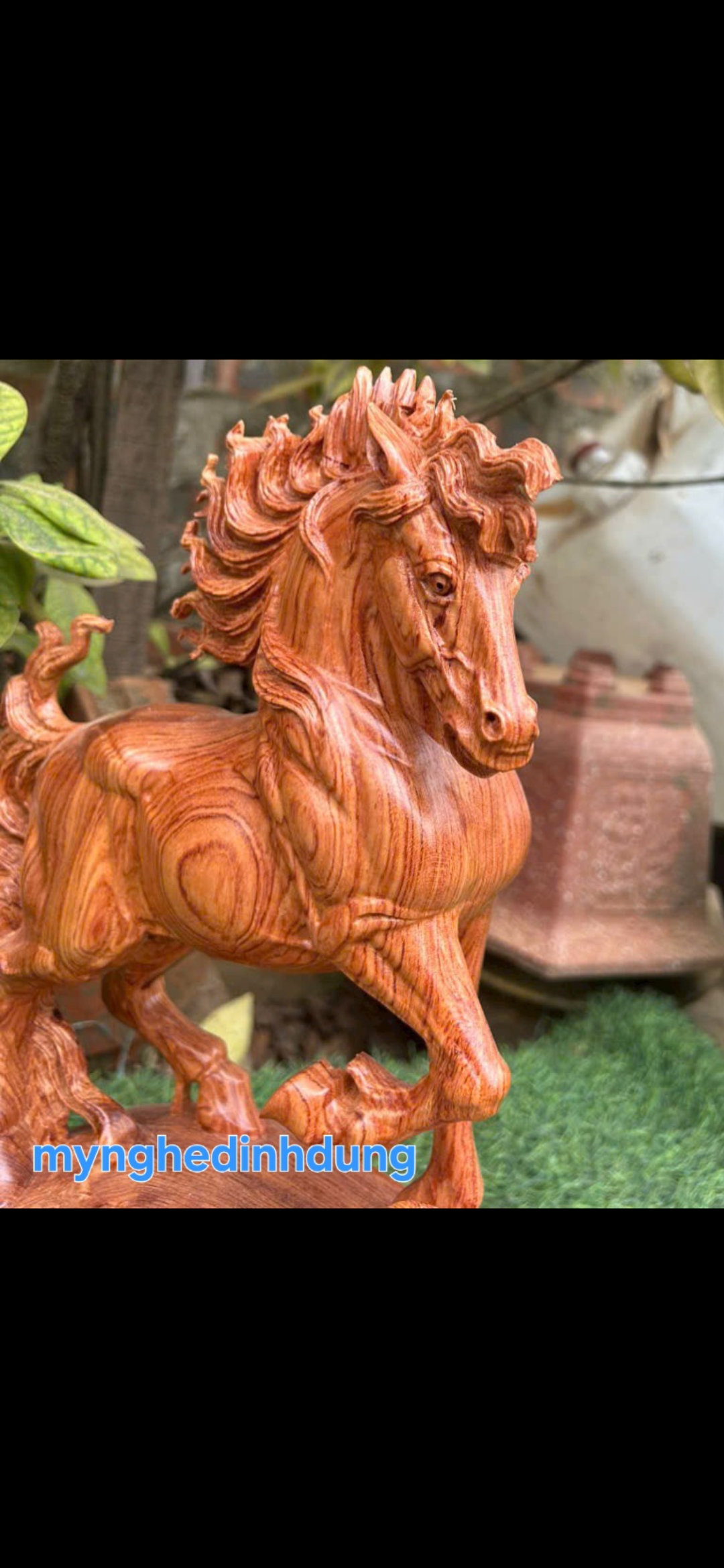 Tượng con ngựa thong dong phong thủy gỗ hương đá cao 40x24x10cm