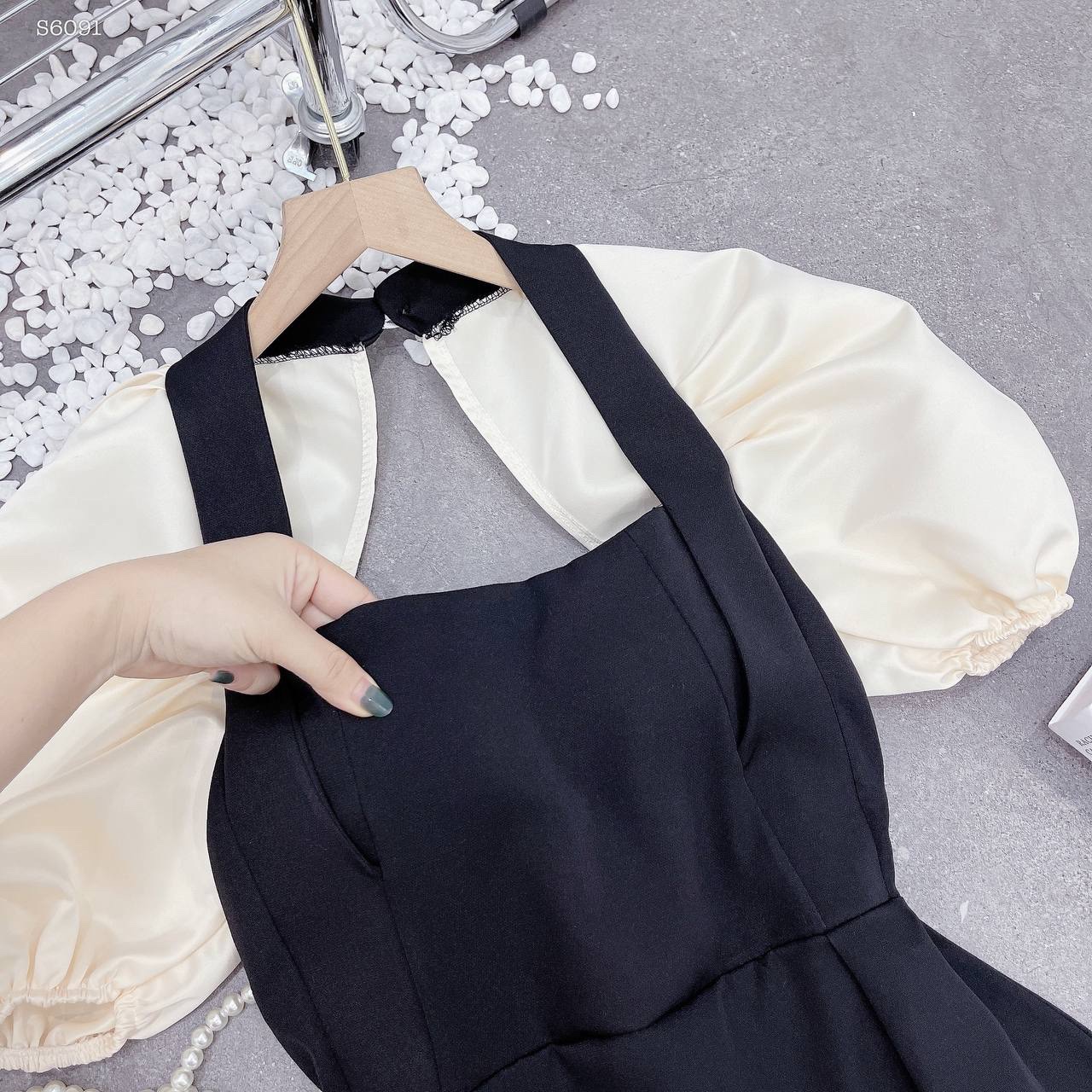 ĐẦM ĐEN CỔ U TAY BỒNG NGẮN