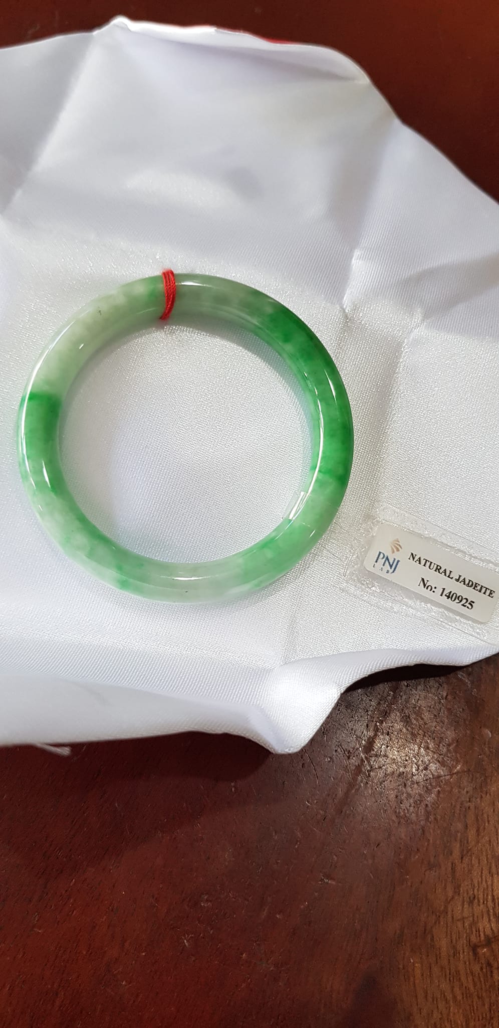 Vòng Cẩm Thạch tự nhiên Đậu Lý Sao Sao Sao Vip 50mm x chột 8mm Vòng cẩm thạch kiểm định P No 140925 Màu Xanh lý tươi bóng sáng mượt bông đậu lý trắng đều đẹp sang Nữ 50kg - 54kg đeo ạ