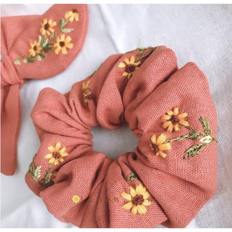 Nơ và scrunchies thêu hoa dã quỳ