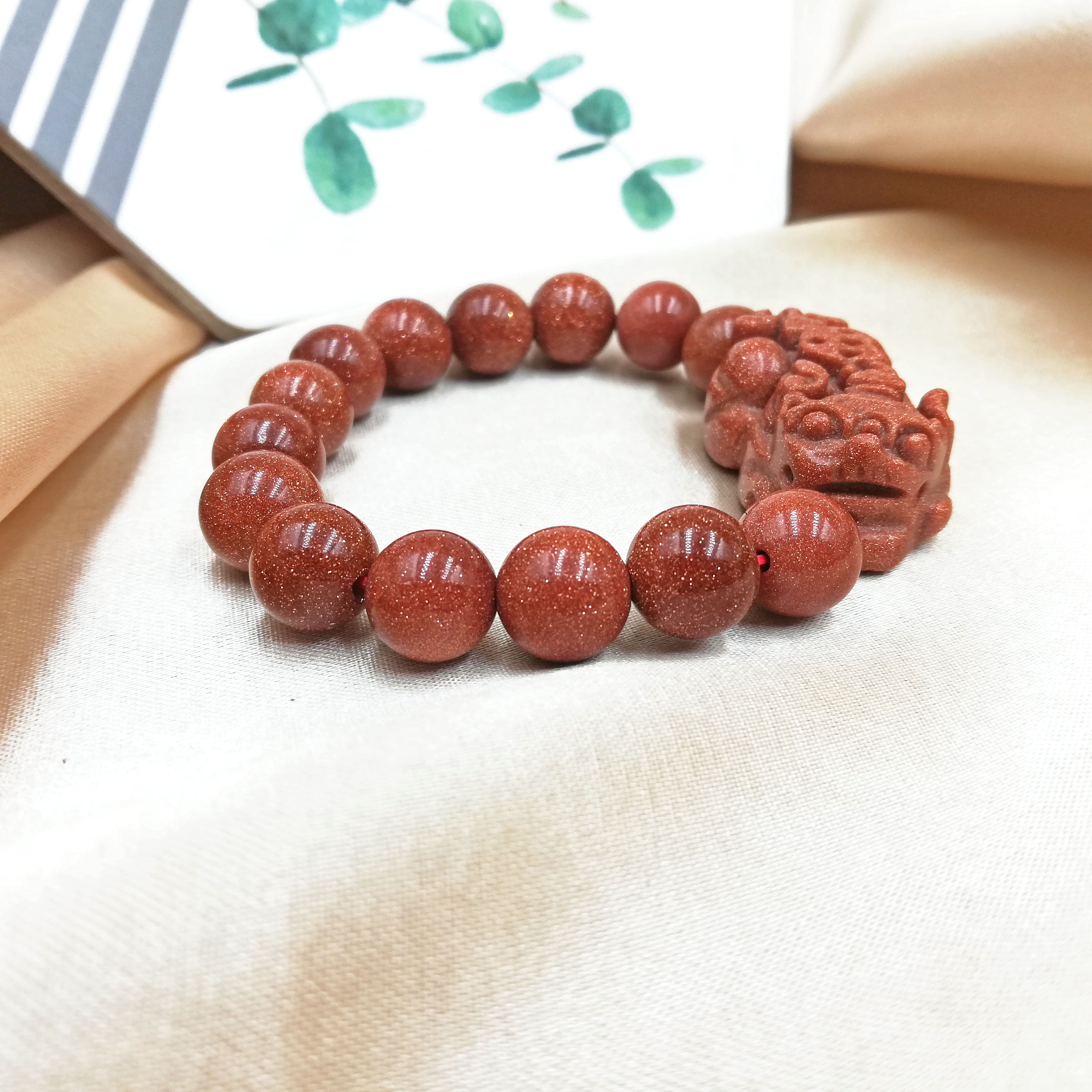 VÒNG TAY TỲ HƯU KIM SA PHỐI KIM SA ĐỎ 10 MM