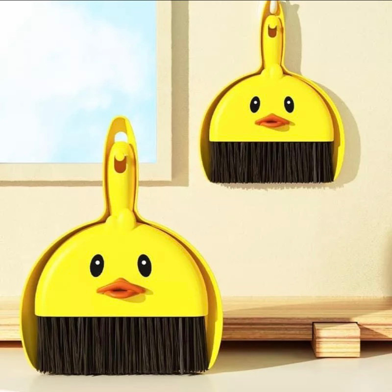 Chổi quét bụi bàn thờ mini đa năng  kèm ky hốt rác có lỗ treo lên  , được kết dày giúp  làm sạch bụi bẩn nhanh chóng ,dễ dàng gom bụi ở những khe nhỏ phù hợp cho mọi nơi trong nhà