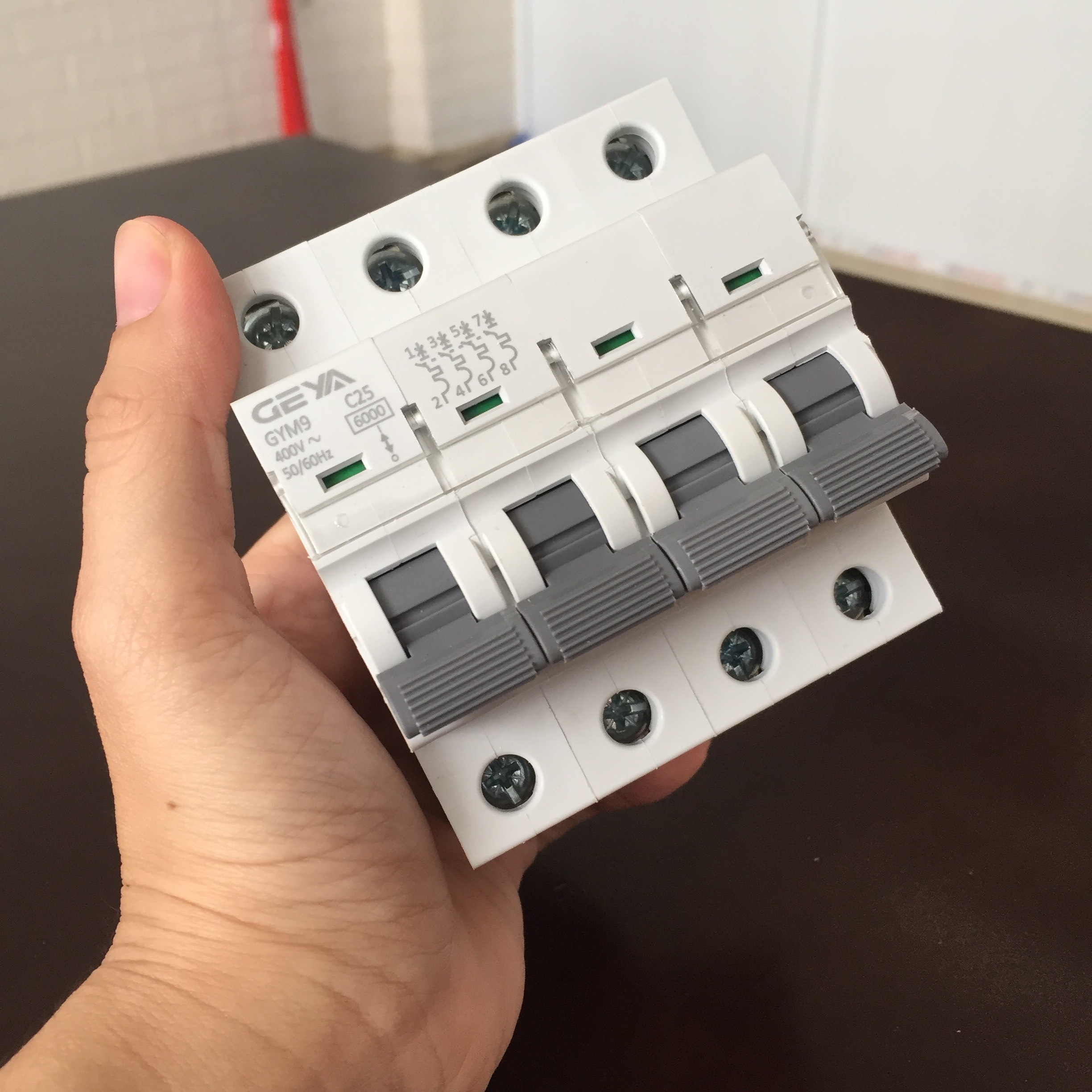 Cầu dao điện hai chiều CB Bộ ngắt mạch cho Solar Năng Lượng Mặt Trời GIVASOLAR GEYA AC 400V
