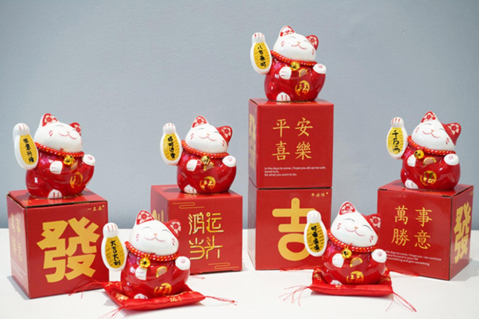 Mèo Thần Tài Maneki Neko May Mắn kèm đệm lót bằng sứ kiêm ống heo Trang Trí , Bàn Làm Việc , Xe Hơi