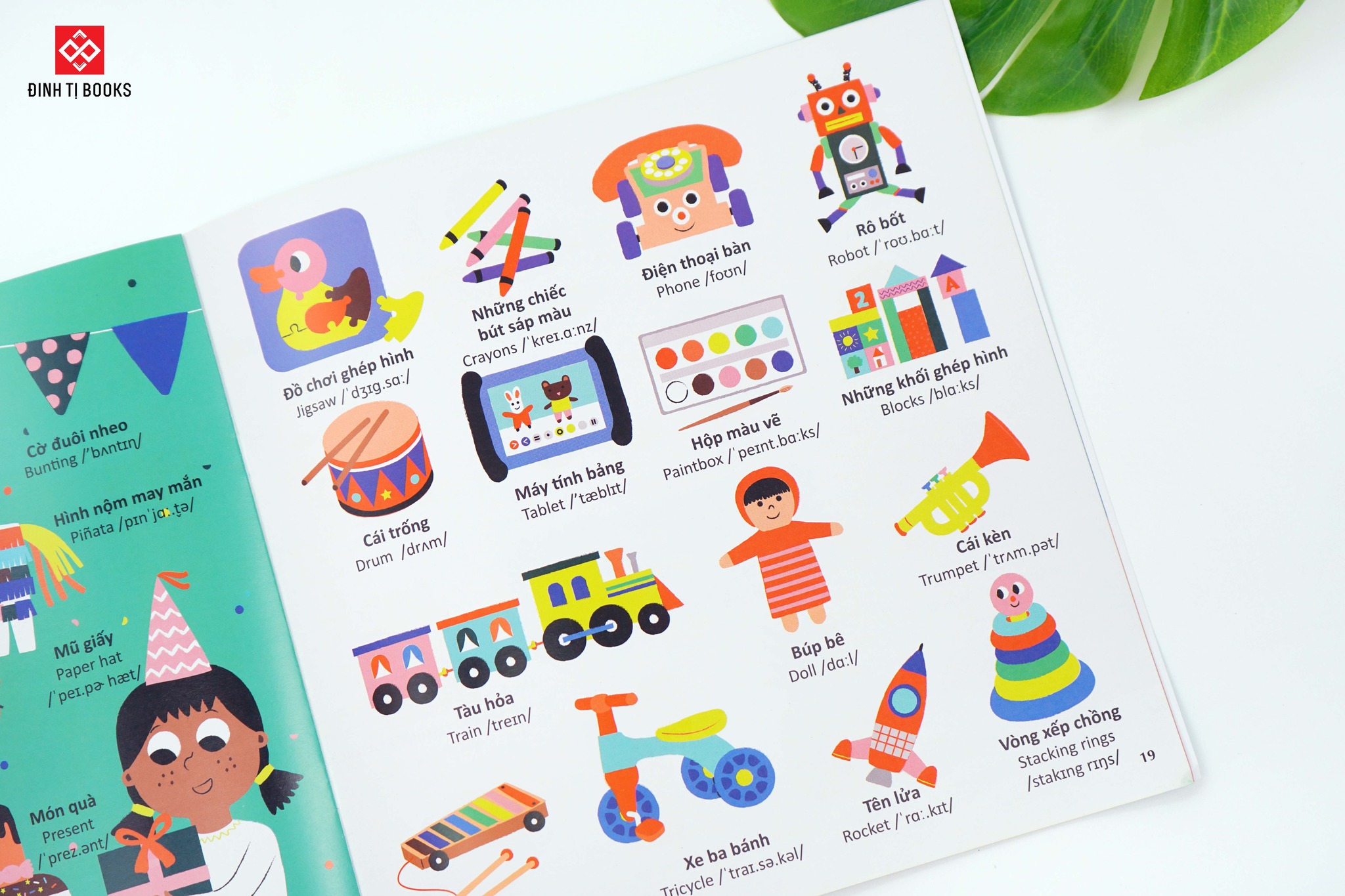 Sách-A world of words - Thế giới từ vựng cho bé nội dung phong phú bao trùm nhiều chủ đề hấp dẫn - Đinh Tị Books