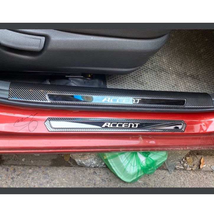 Ốp bậc cửa, nẹp bước chân trong, ngoài Carbon xe Huyndai Accent 2018- 2019- 2021- 2022 vân cacbon cao cấp