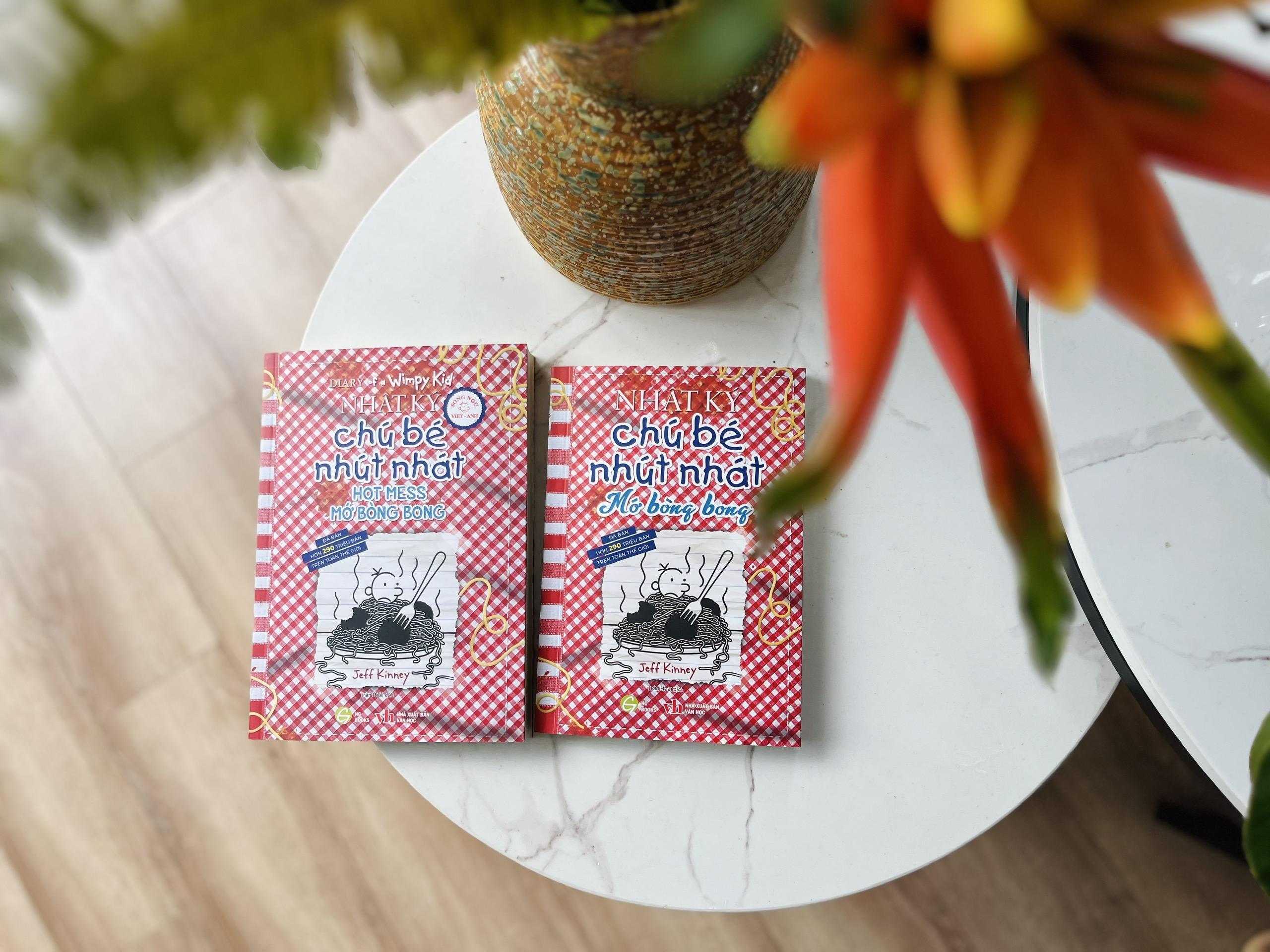 Sách - Diary Of A Wimpy Kid - Nhật Ký Chú Bé Nhút Nhát - Tập 19 - Mớ Bòng Bong - Hot Mess (Song Ngữ Việt-Anh)