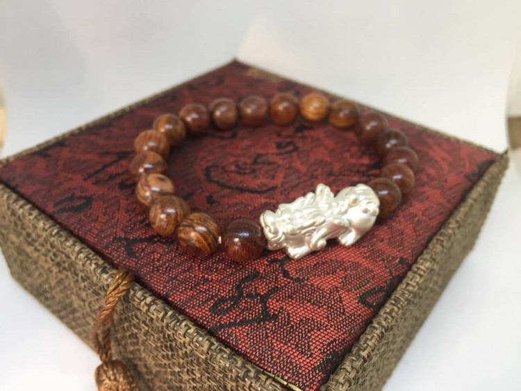 Mẫu vòng tay gỗ sưa Bắc hạt tròn mix tỳ hưu bạc cung cấp tại Sacha