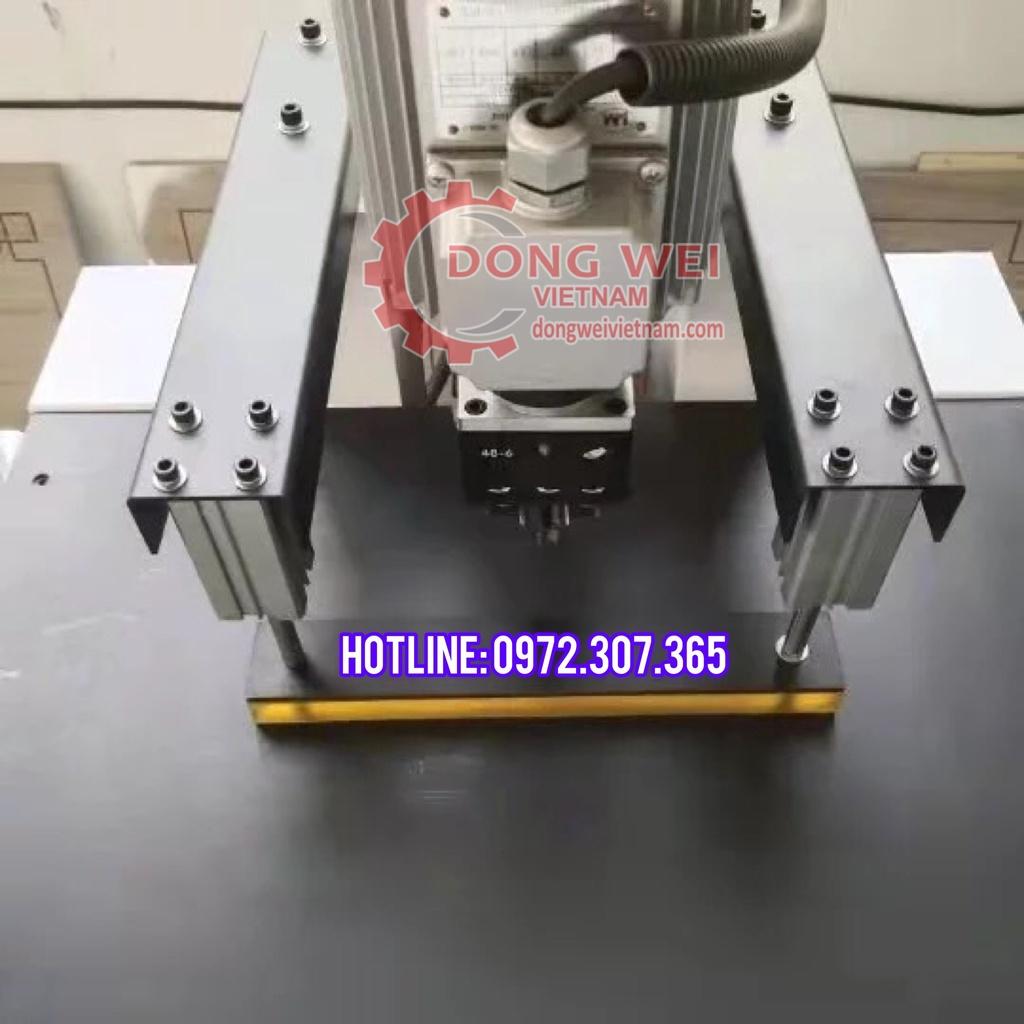 MÁY KHOAN LIÊN KẾT CHỐT CAM, CHỐT GỖ KẾT HỢP KHOAN BẢN LỀ 2 ĐẦU TỰ ĐỘNG. HỆ THANH TỲ HƠI GIÚP GIỮ VÁN ỔN ĐỊNH KHI LÀM VIỆC
