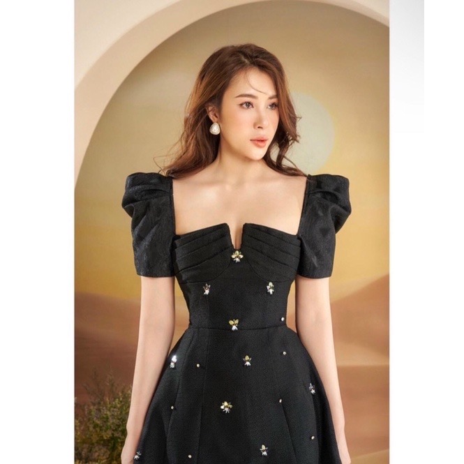 ĐẦM ĐEN CỔ VUÔNG XẺ NGỰC TAY BỒNG NHÚN ĐÍNH ĐÁ HOA
